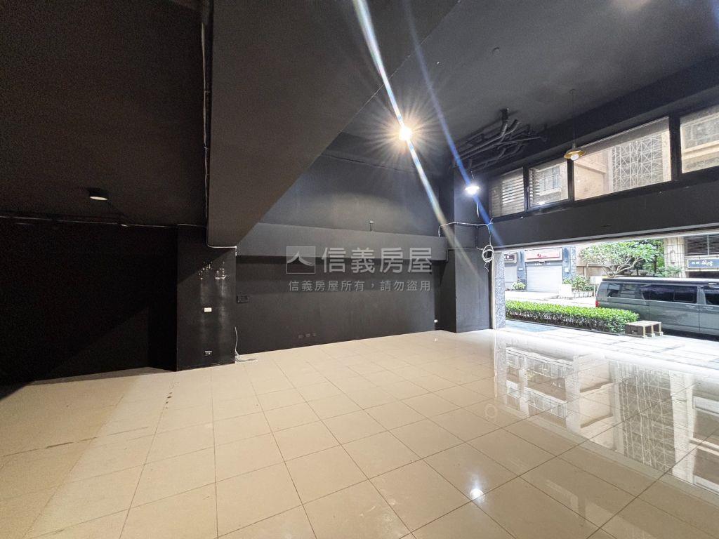 極致上品苑面馬路寬店面房屋室內格局與周邊環境