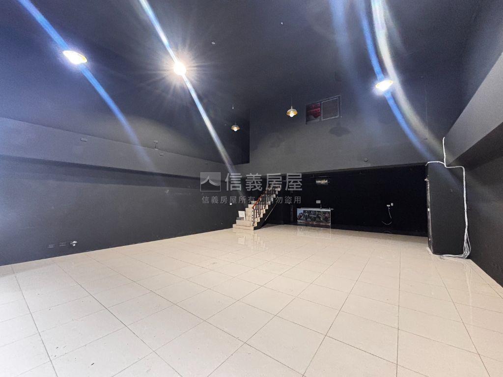 極致上品苑面馬路寬店面房屋室內格局與周邊環境