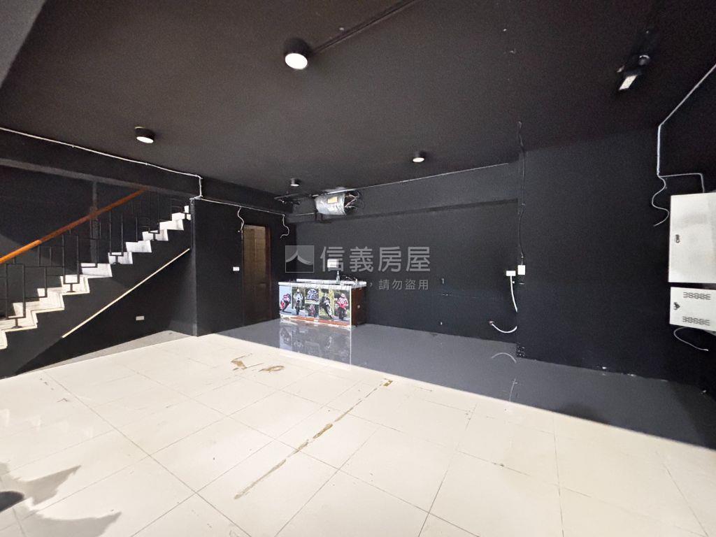 極致上品苑面馬路寬店面房屋室內格局與周邊環境