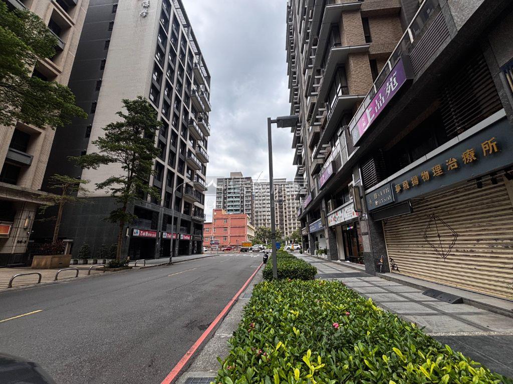 極致上品苑面馬路寬店面房屋室內格局與周邊環境