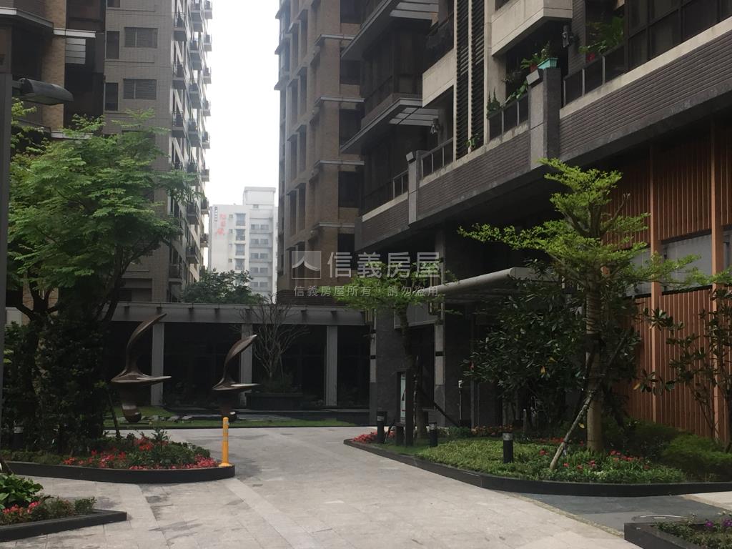 極致上品苑面馬路寬店面房屋室內格局與周邊環境