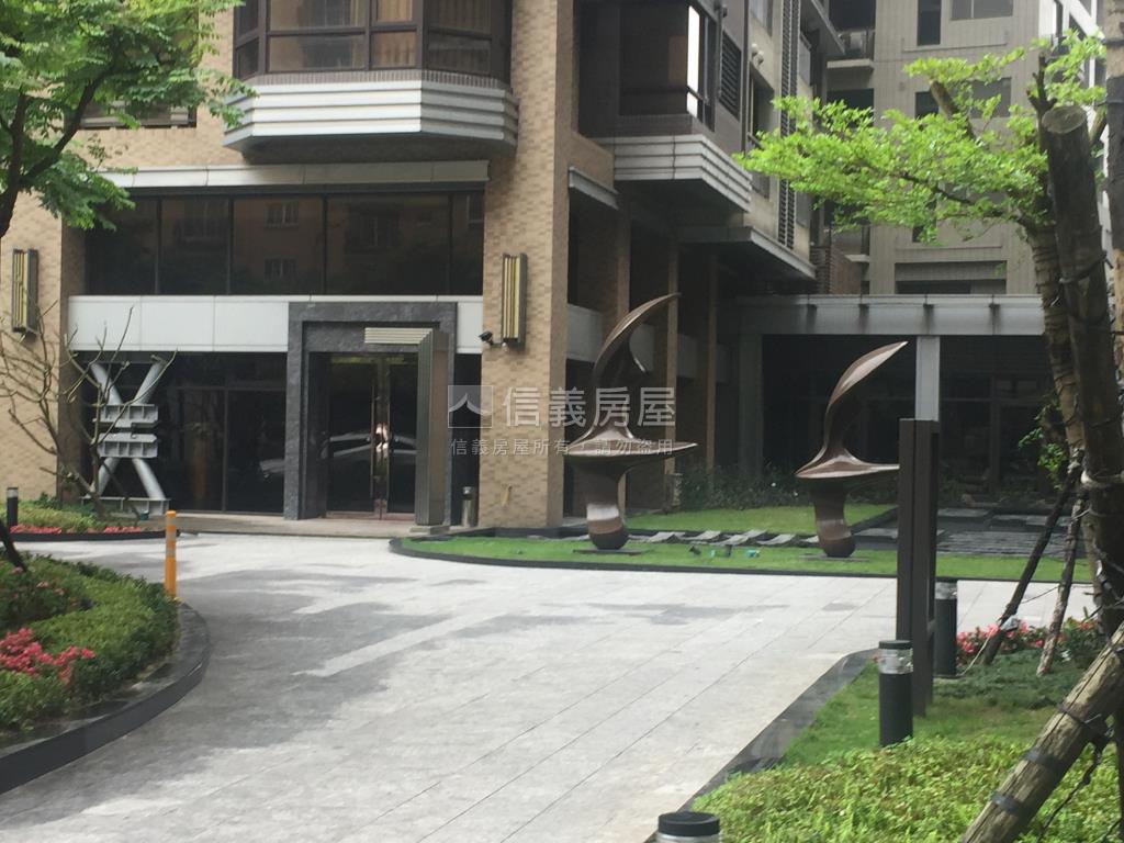極致上品苑面馬路寬店面房屋室內格局與周邊環境