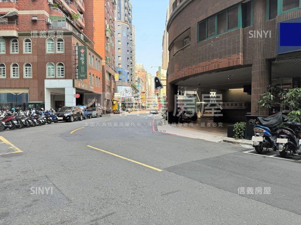 巨蛋面寬店面！附２０車位房屋室內格局與周邊環境