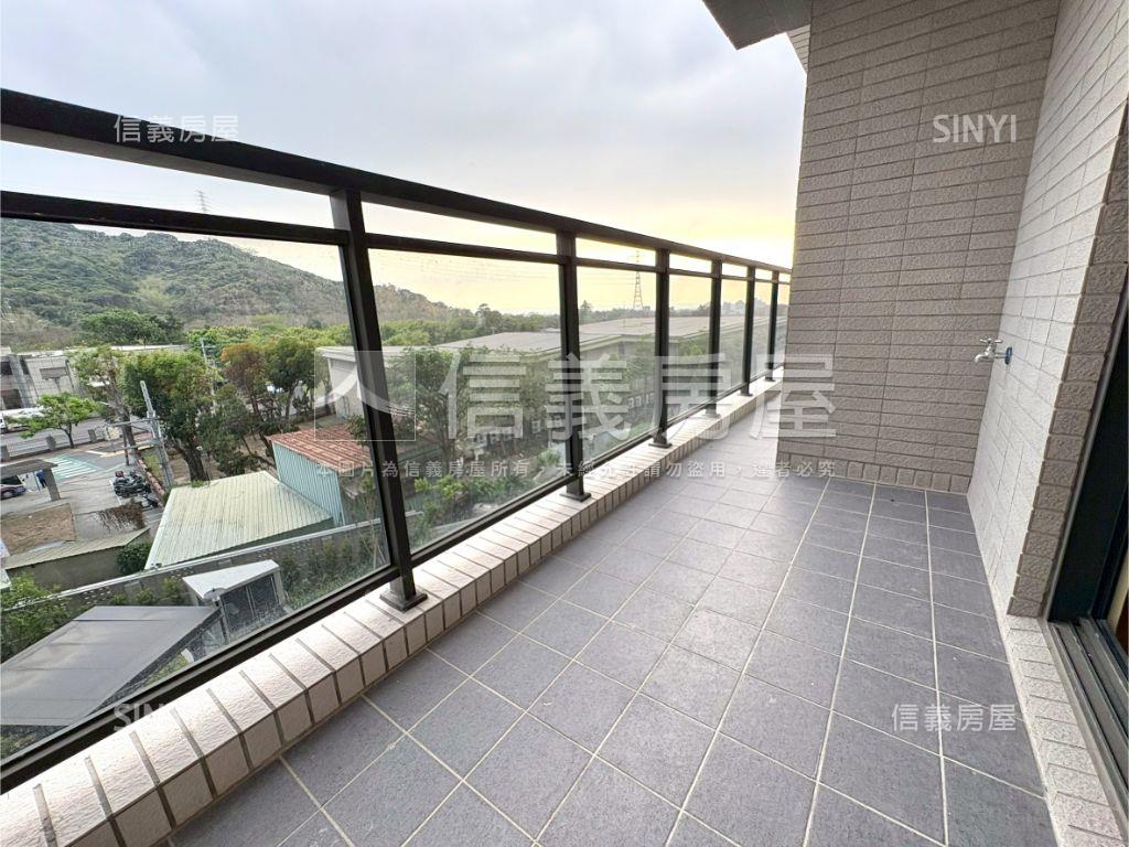 全新，大３房雙平面車位房屋室內格局與周邊環境