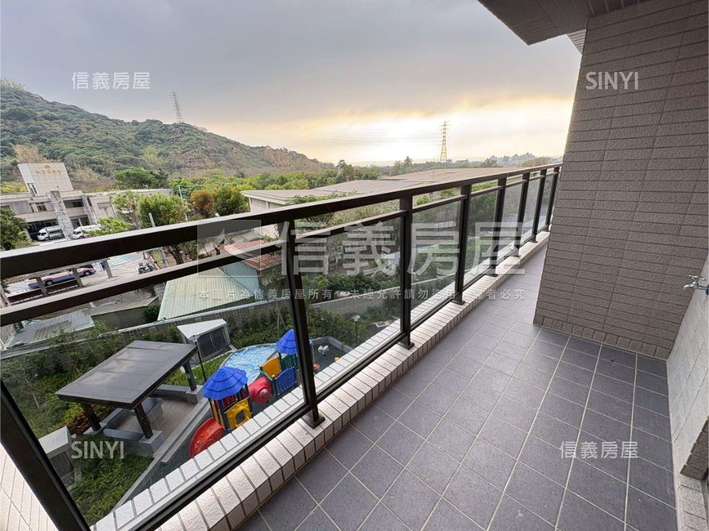 全新，大３房雙平面車位房屋室內格局與周邊環境