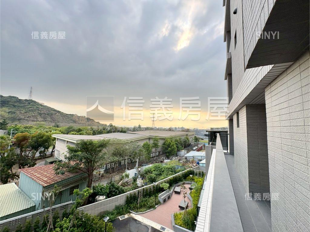 全新，大３房雙平面車位房屋室內格局與周邊環境