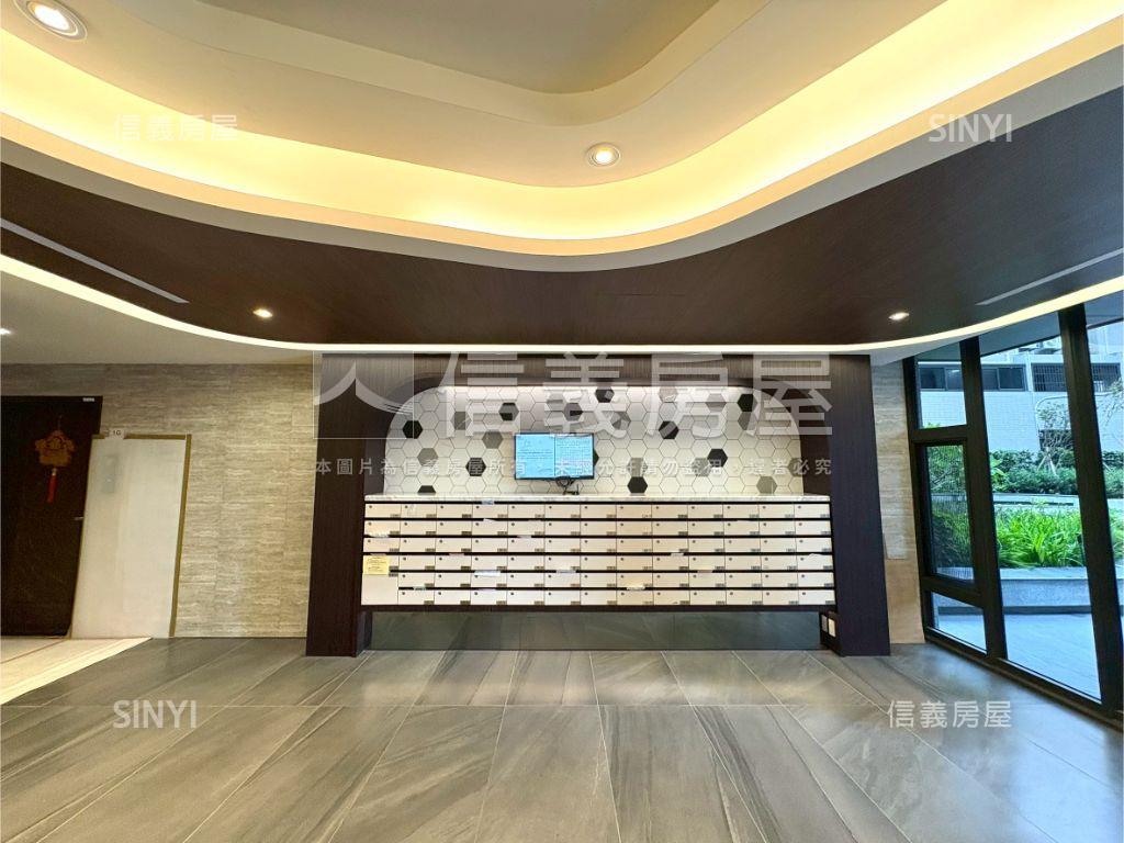 全新，大３房雙平面車位房屋室內格局與周邊環境