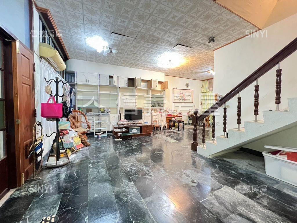 市區雙拼美透天房屋室內格局與周邊環境