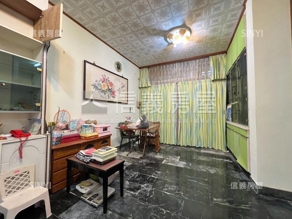 市區雙拼美透天房屋室內格局與周邊環境