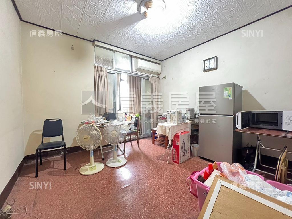 市區雙拼美透天房屋室內格局與周邊環境