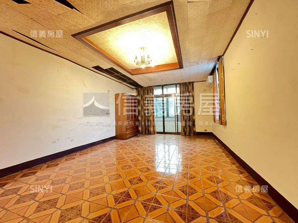 市區雙拼美透天房屋室內格局與周邊環境