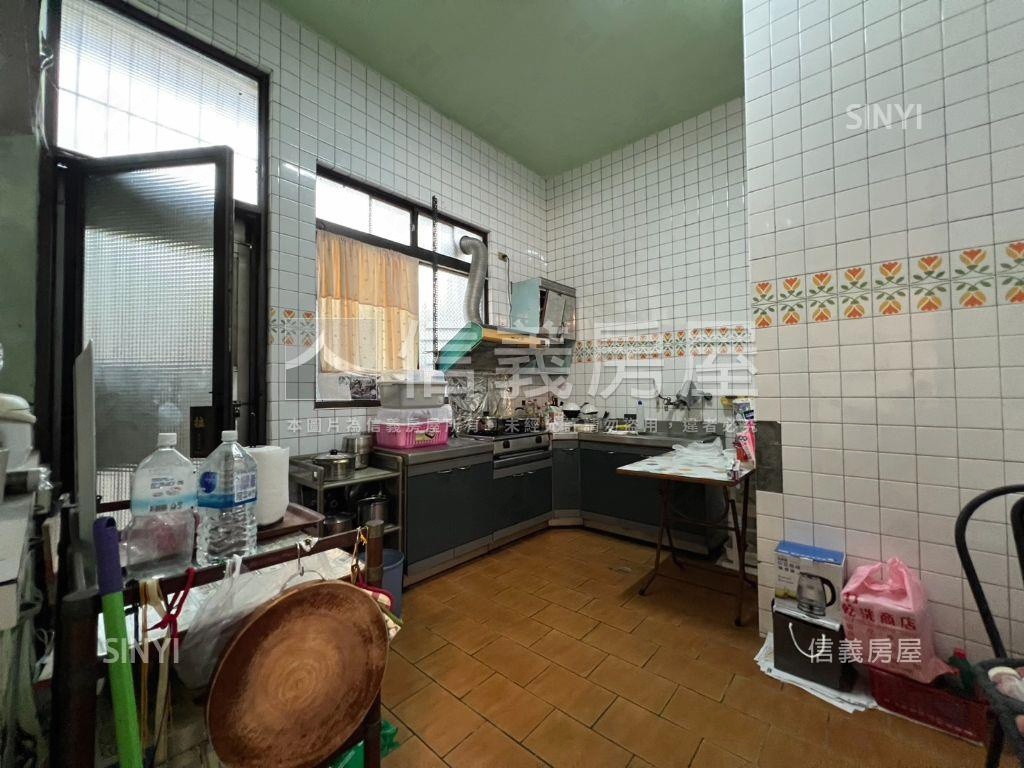 市區雙拼美透天房屋室內格局與周邊環境