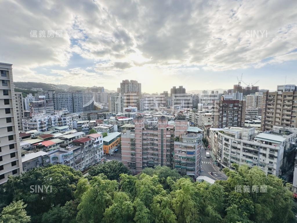 捷運後棟景觀３房車位房屋室內格局與周邊環境