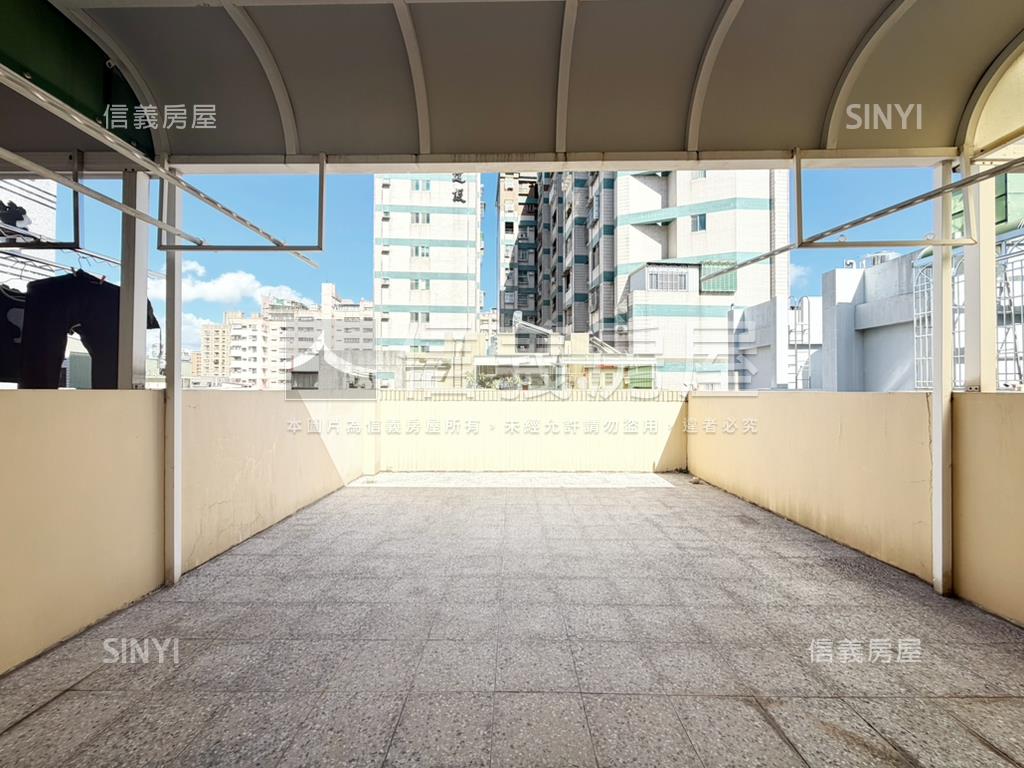 巨蛋商圈｜雅緻車庫別墅房屋室內格局與周邊環境