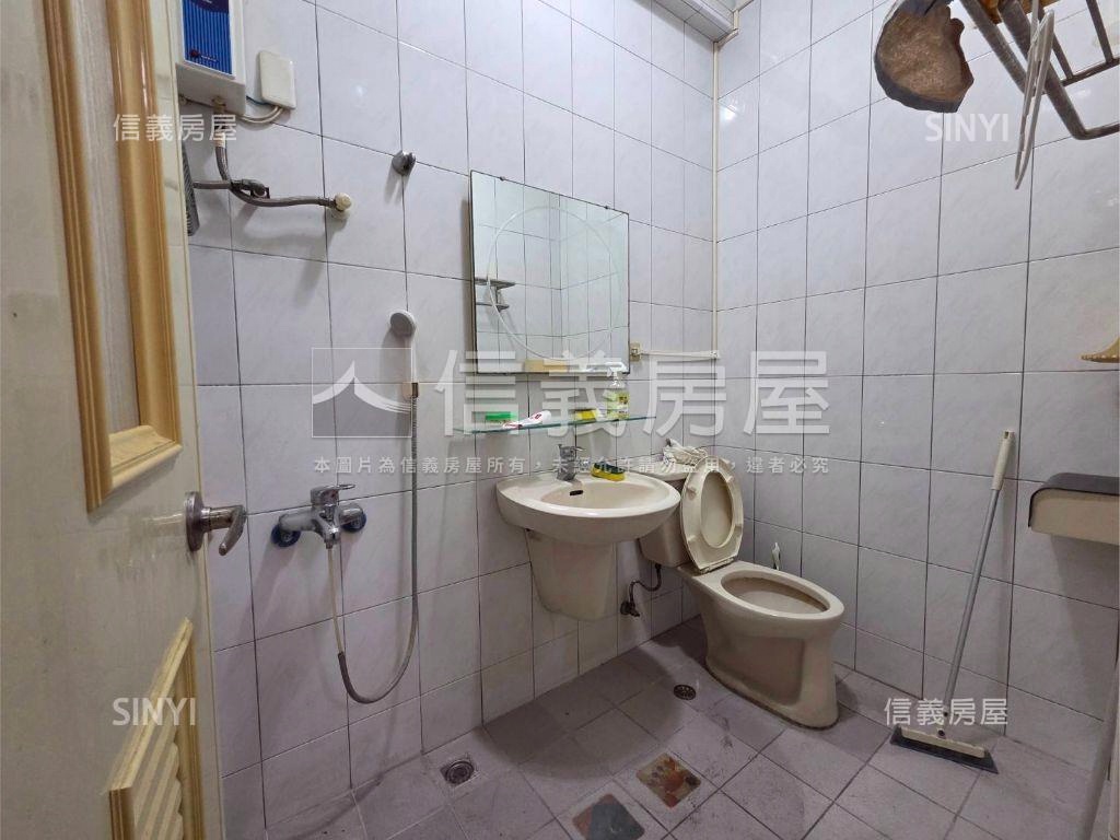 五甲商圈三角窗透天房屋室內格局與周邊環境