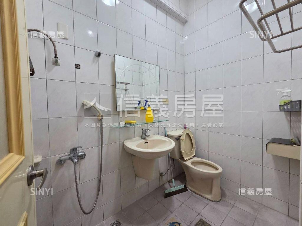 五甲商圈三角窗透天房屋室內格局與周邊環境