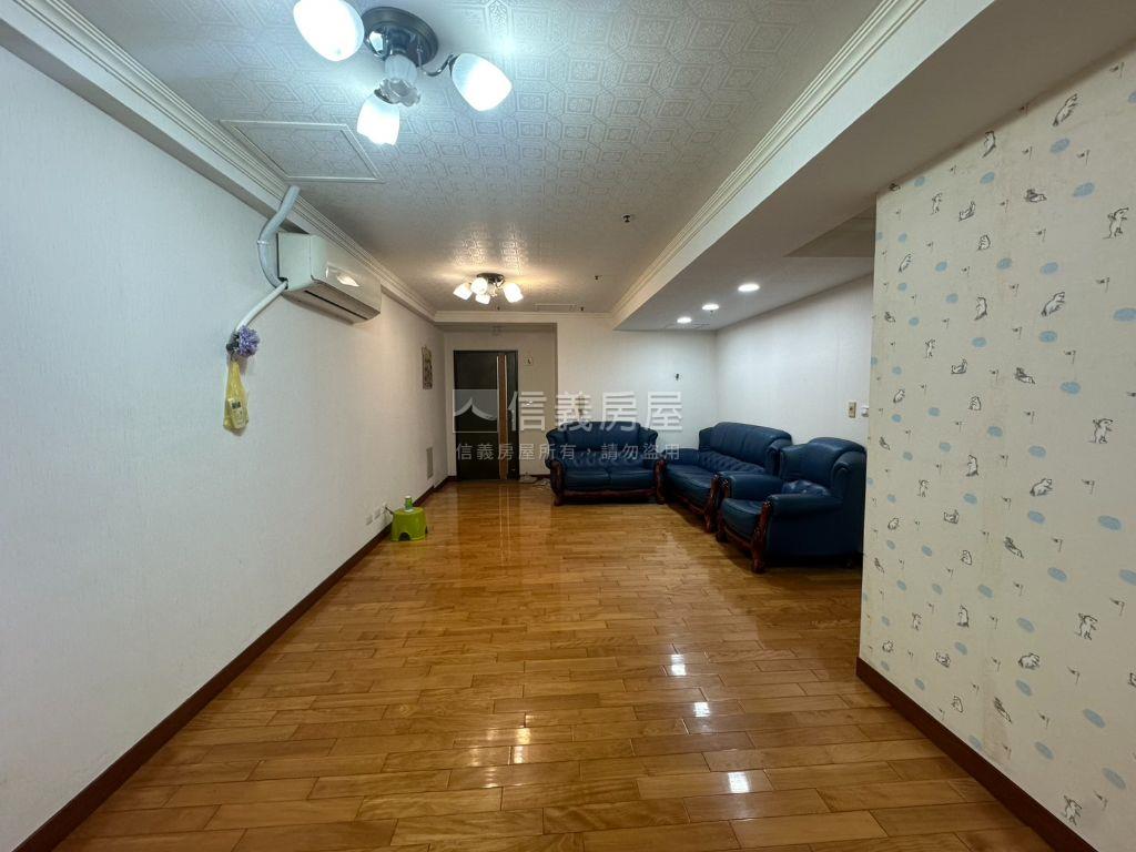 東區鄉城三房車位房屋室內格局與周邊環境