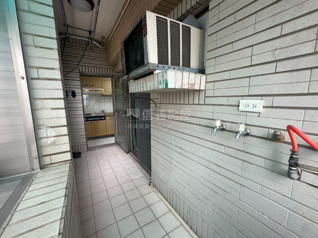 東區鄉城三房車位房屋室內格局與周邊環境