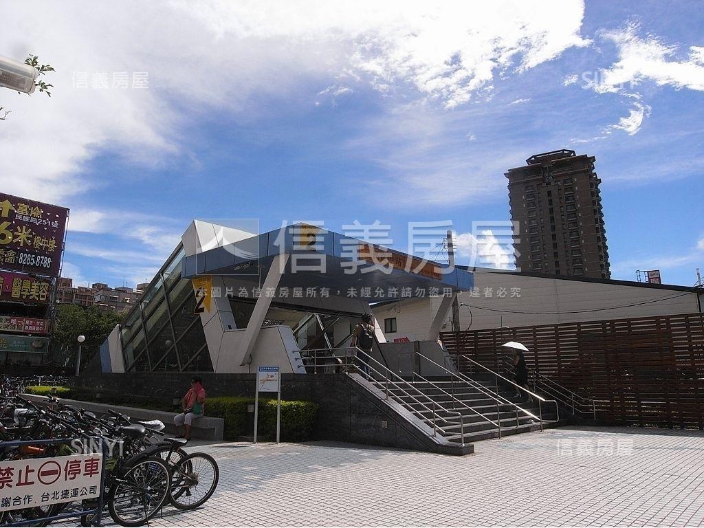 門口方便停車大空間一樓房屋室內格局與周邊環境