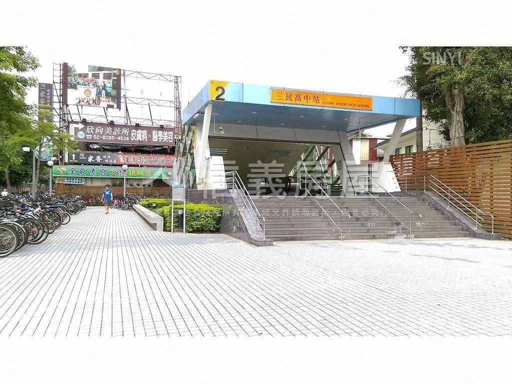 門口方便停車大空間一樓房屋室內格局與周邊環境