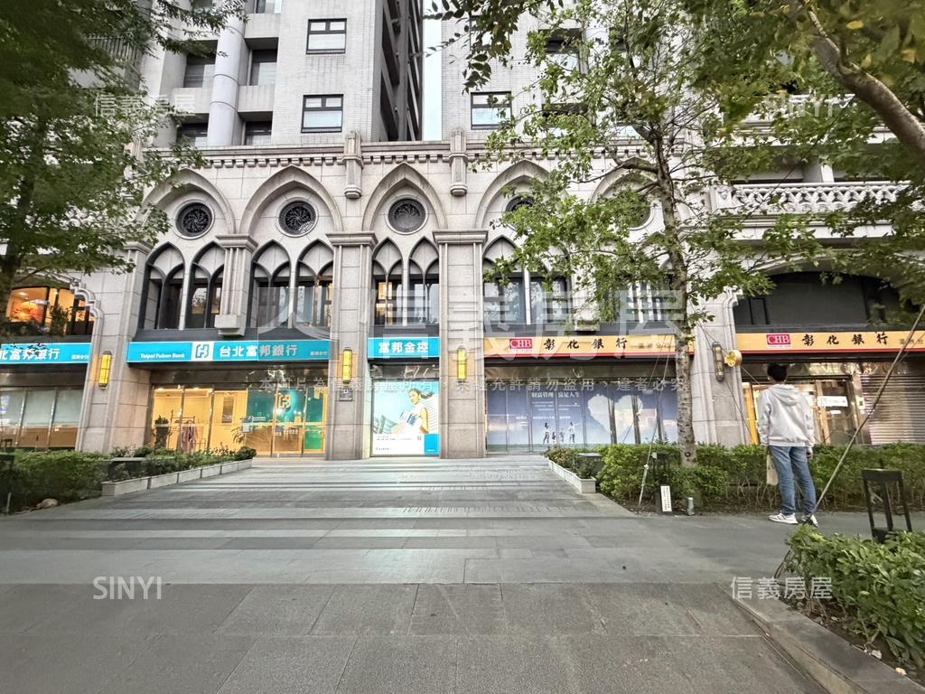 門口方便停車大空間一樓房屋室內格局與周邊環境