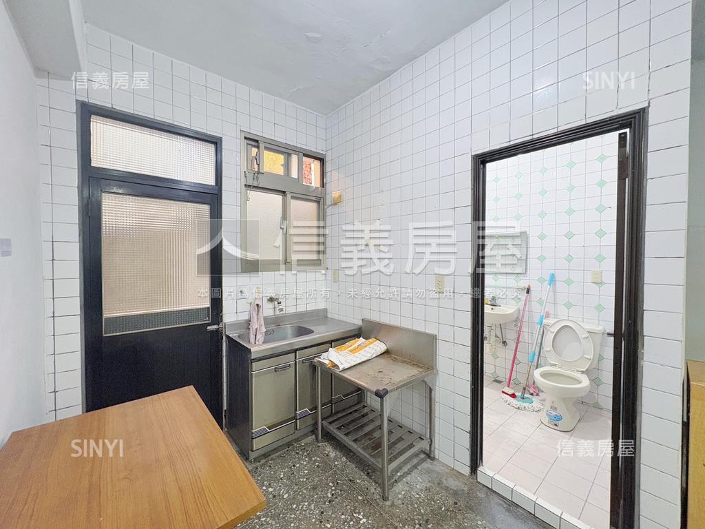 近徐匯中學站的公寓三樓房屋室內格局與周邊環境