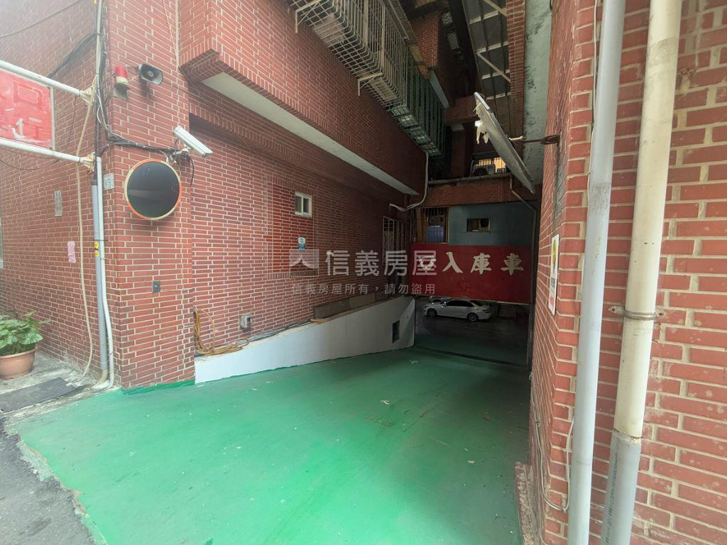 面雄商．１＋２樓黃金店面房屋室內格局與周邊環境