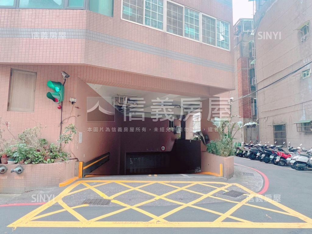 萬大百貨公園學區店面車位房屋室內格局與周邊環境