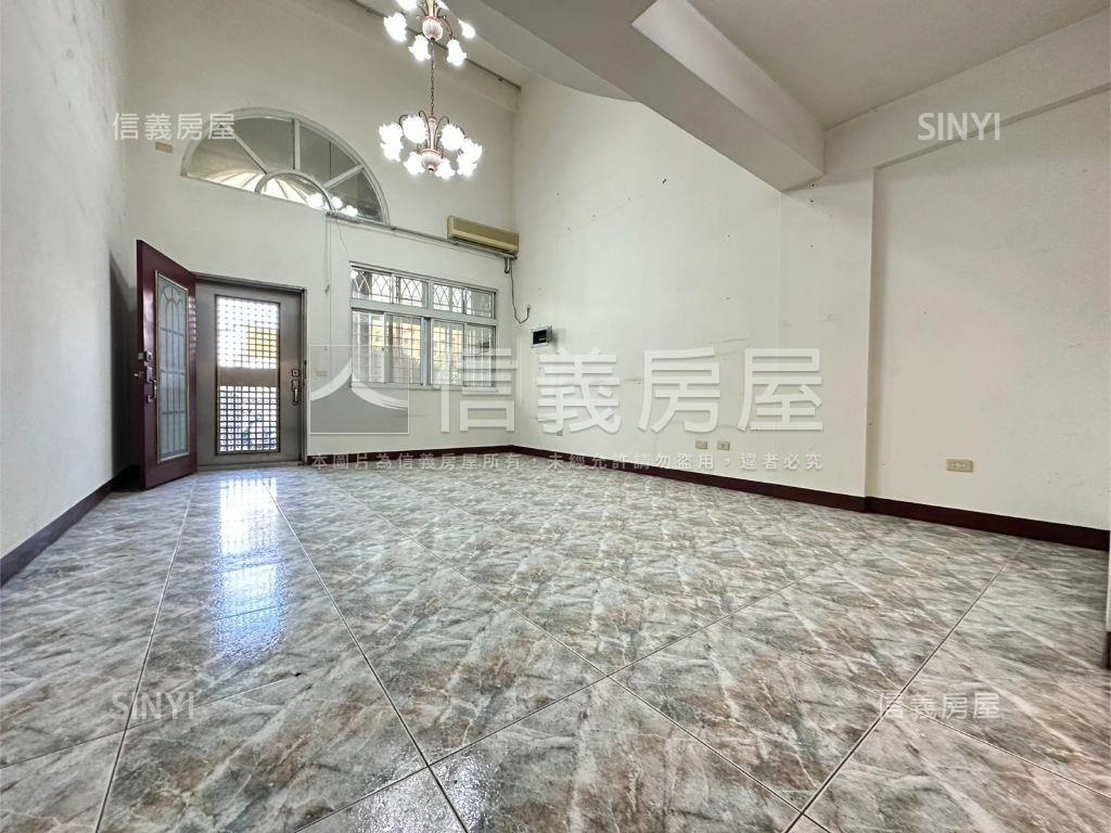 專任地坪約３３坪活路別墅房屋室內格局與周邊環境