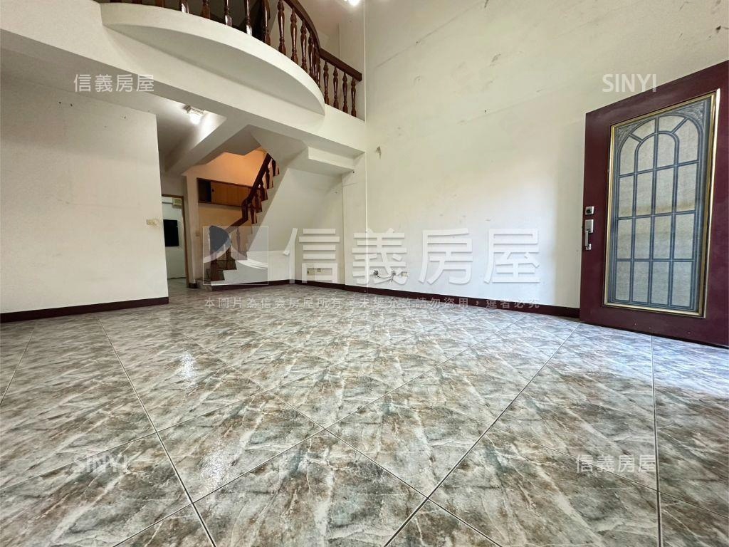 專任地坪約３３坪活路別墅房屋室內格局與周邊環境