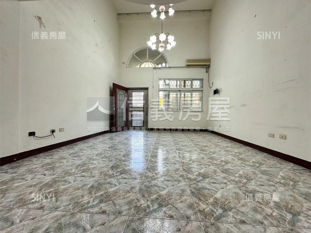 專任地坪約３３坪活路別墅房屋室內格局與周邊環境