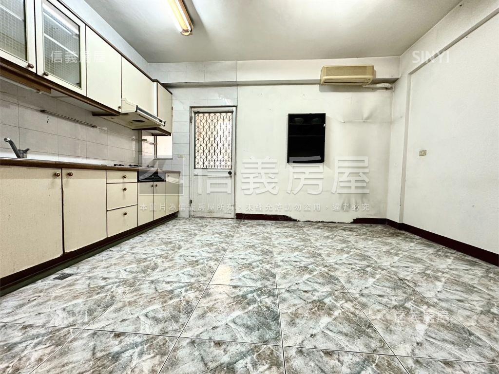 專任地坪約３３坪活路別墅房屋室內格局與周邊環境