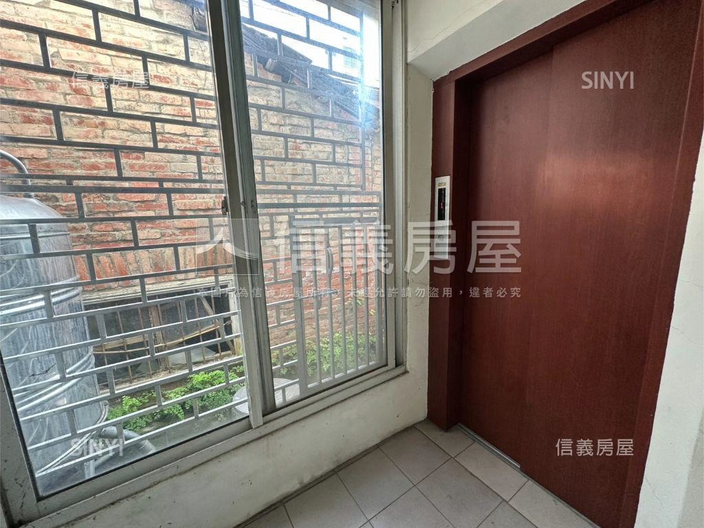 專任地坪約３３坪活路別墅房屋室內格局與周邊環境