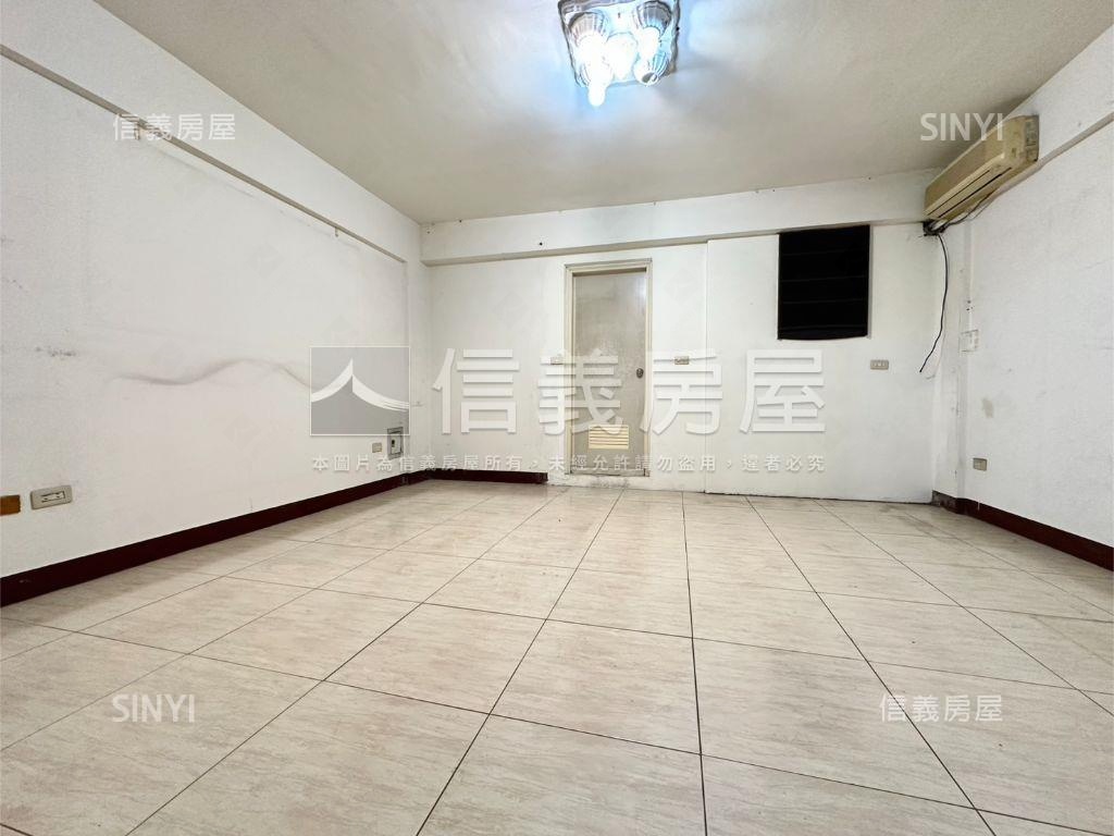 專任地坪約３３坪活路別墅房屋室內格局與周邊環境