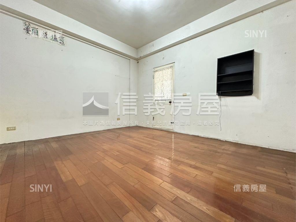 專任地坪約３３坪活路別墅房屋室內格局與周邊環境