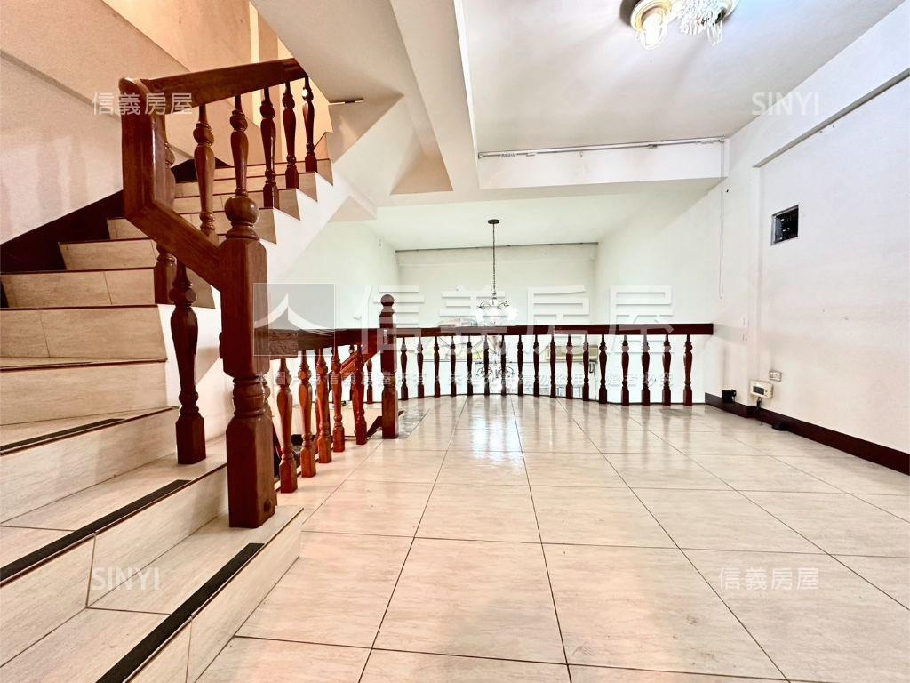 專任地坪約３３坪活路別墅房屋室內格局與周邊環境