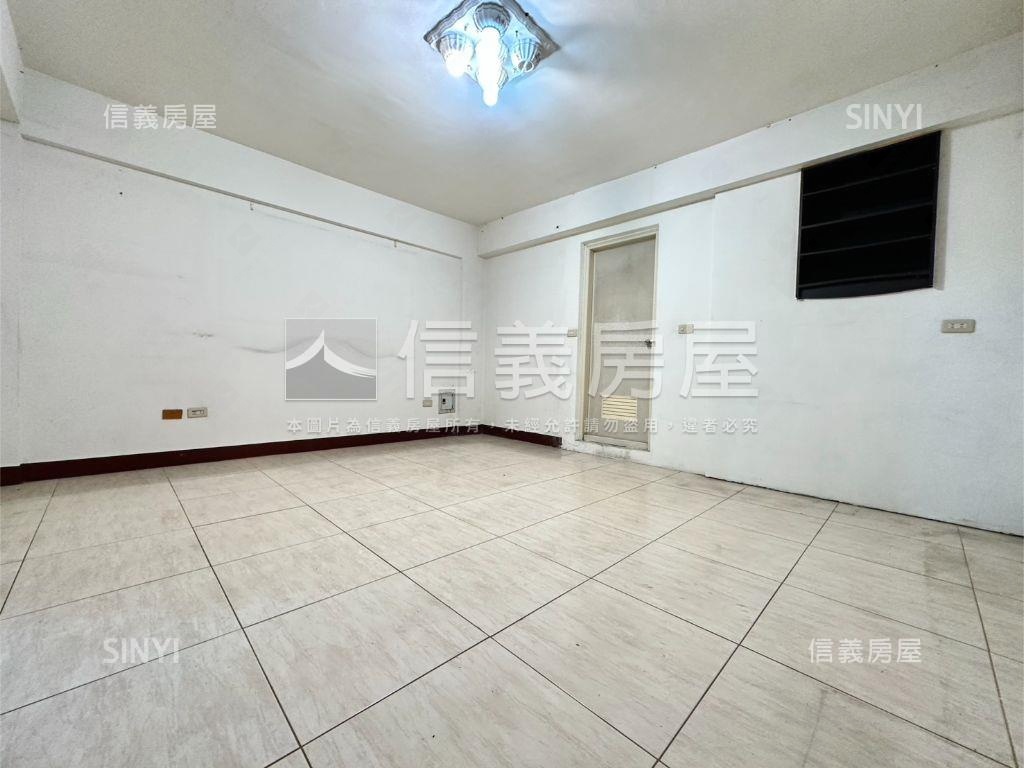 專任地坪約３３坪活路別墅房屋室內格局與周邊環境