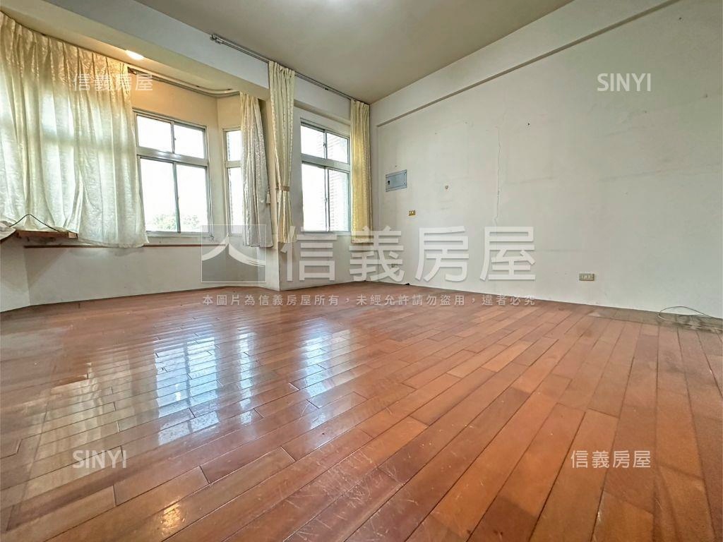 專任地坪約３３坪活路別墅房屋室內格局與周邊環境