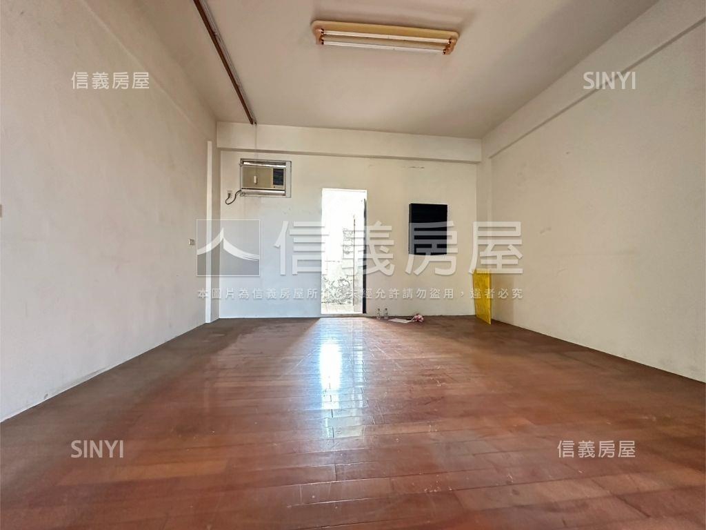 專任地坪約３３坪活路別墅房屋室內格局與周邊環境