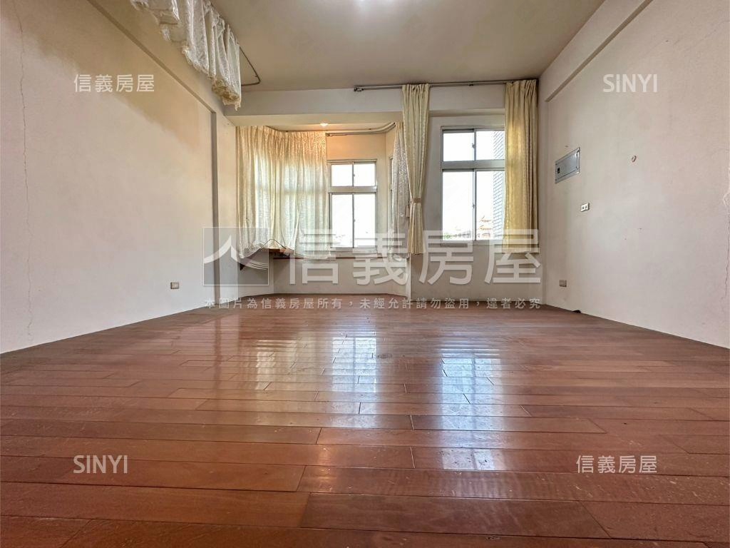 專任地坪約３３坪活路別墅房屋室內格局與周邊環境