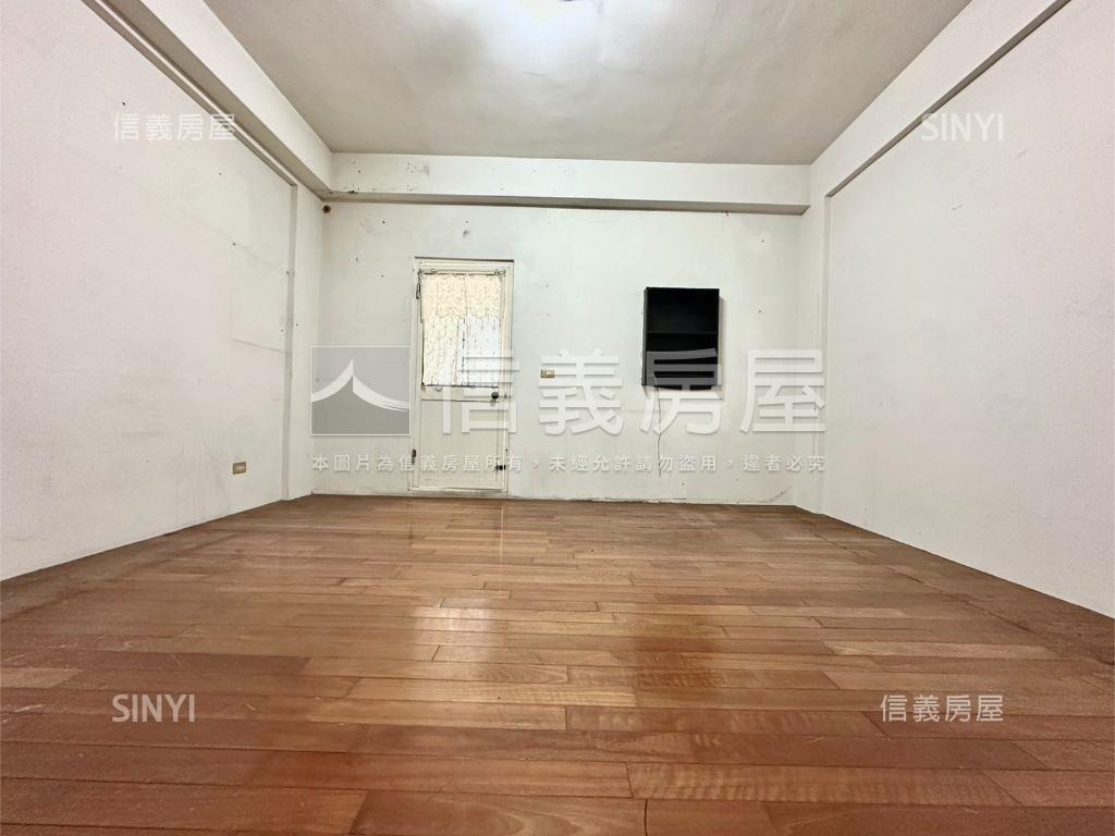 專任地坪約３３坪活路別墅房屋室內格局與周邊環境