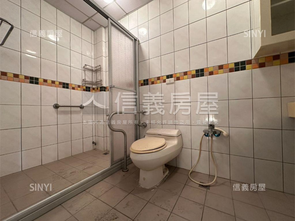 專任地坪約３３坪活路別墅房屋室內格局與周邊環境