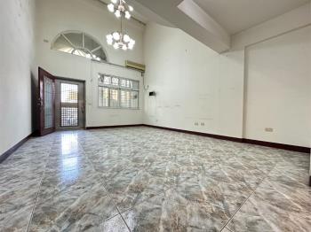 專任地坪約３３坪活路別墅