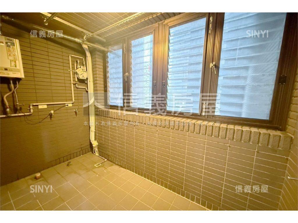 稀少釋出三房富仕館車位房屋室內格局與周邊環境