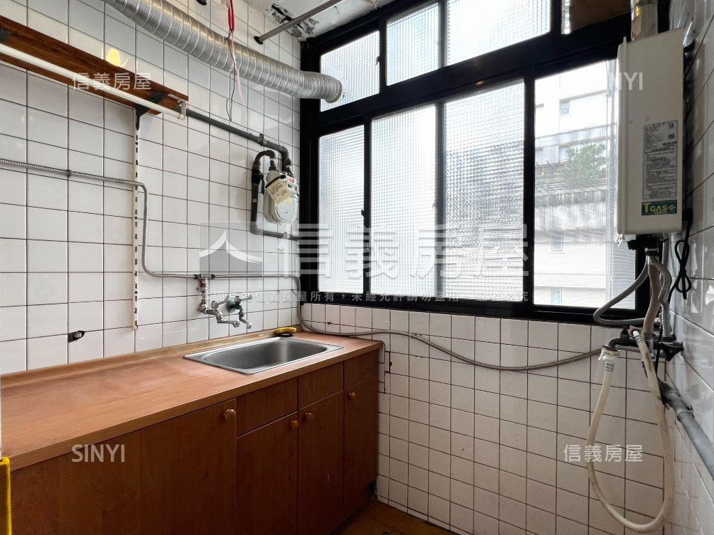 芝玉●朝南邊間３樓帶車位房屋室內格局與周邊環境