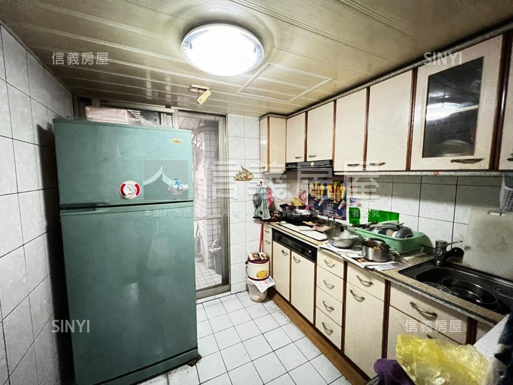 ★板新捷運電梯三房房屋室內格局與周邊環境