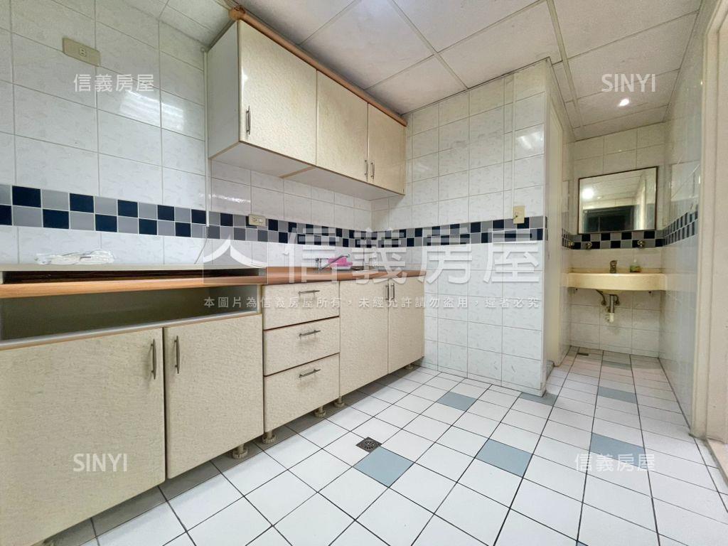 捷運公園百貨夜市機能美屋房屋室內格局與周邊環境