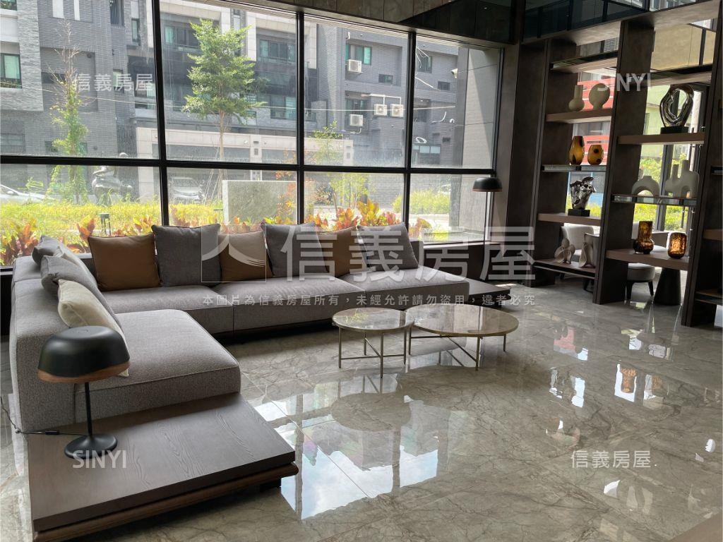 近高鐵新烏日挑高店面房屋室內格局與周邊環境