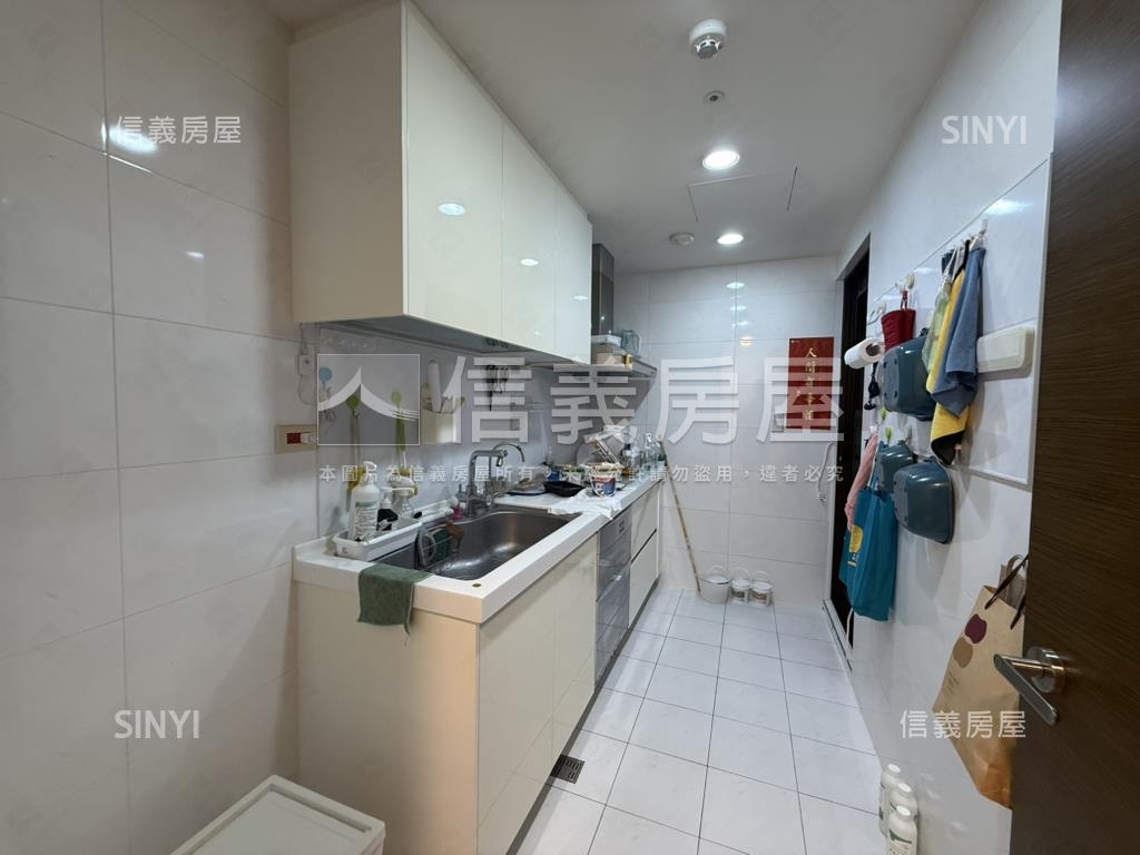 副都心鋼骨新富邑房屋室內格局與周邊環境