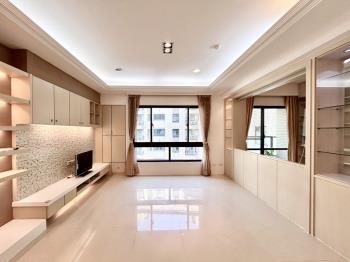 高鐵區藝術家雙車位美屋